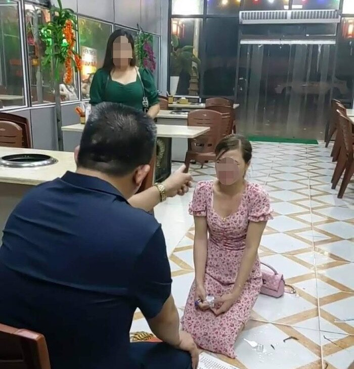 Bắt cô gái quỳ gối vì bị bóc phốt đồ ăn “bẩn”, chủ quán nướng ở Bắc Ninh đối diện hình phạt nào?