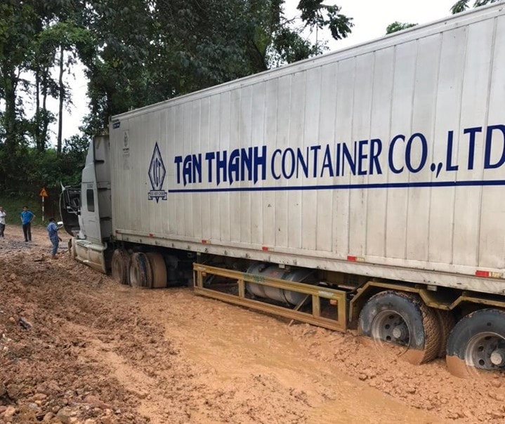 Điện Biên: Bùn đất tràn mặt đường, QL279 ùn tắc cục bộ