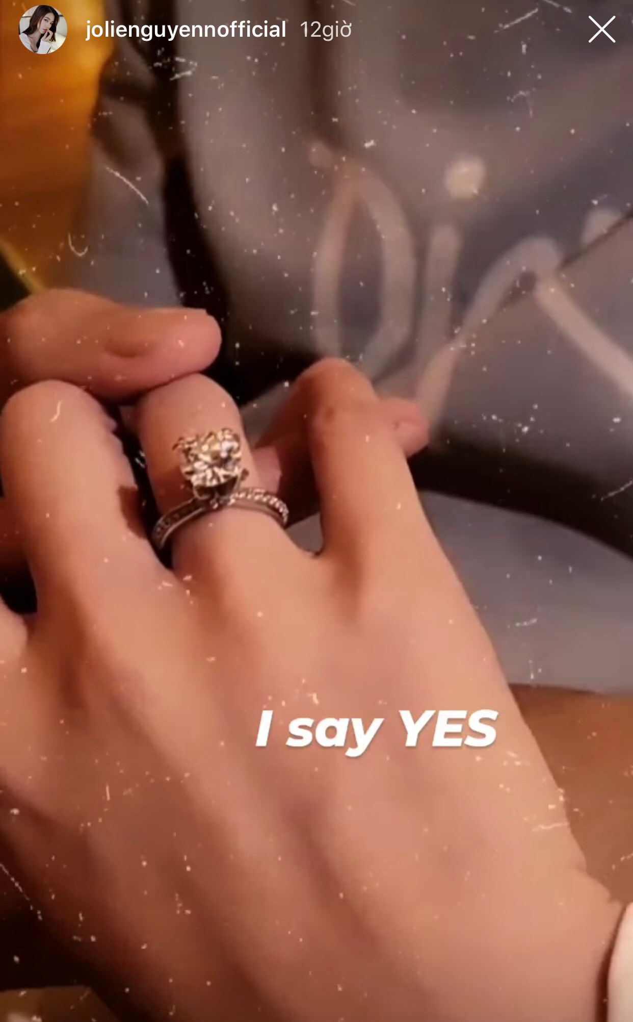 Jolie Nguyễn khoe nhẫn kim cương kèm dòng chữ “I say yes”