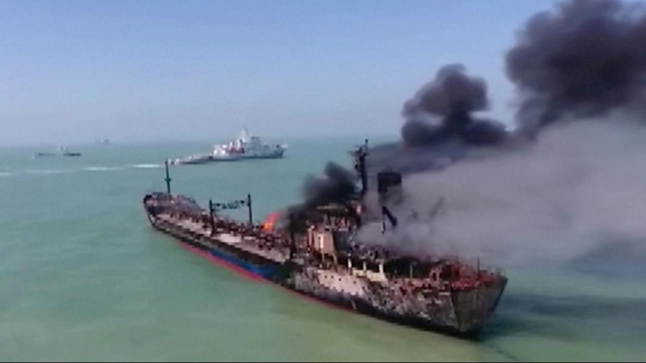 Tàu chở xăng bốc cháy sau va chạm tàu chở hàng ở Trung Quốc, 14 người mất tích
