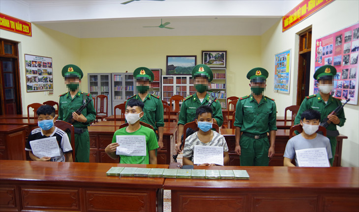 Bắt giữ 4 đối tượng người Lào vận chuyển 10 bánh heroin vào Việt Nam