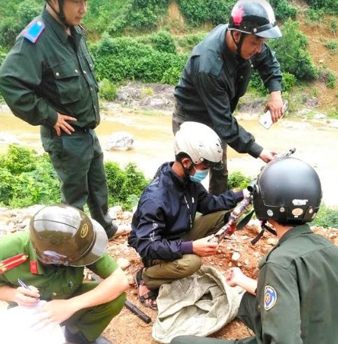 Bắt hai đối tượng mang súng tự chế vào rừng săn bắn