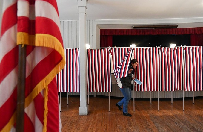 Một cử tri rời phòng bỏ phiếu sau khi bỏ phiếu trong cuộc bầu cử sơ bộ ở Greenfield, New Hampshire,  ngày 11/ 2/2020. Ảnh: Reuters