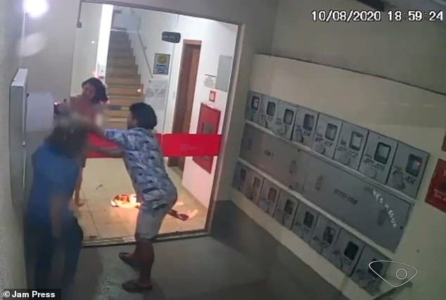 người mẫu bốc cháy 0