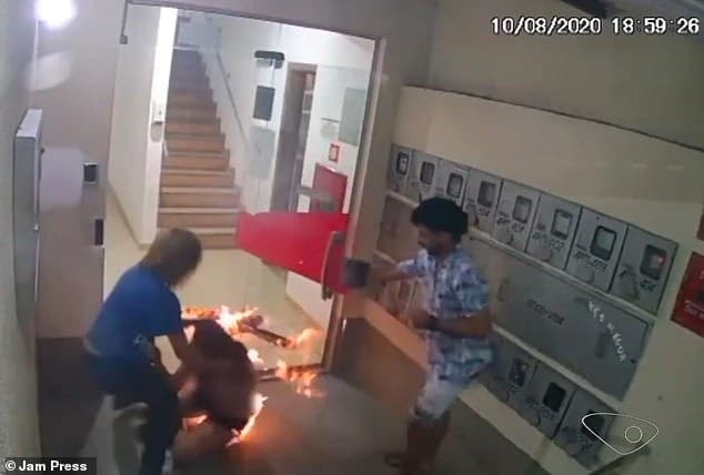 người mẫu bốc cháy 1