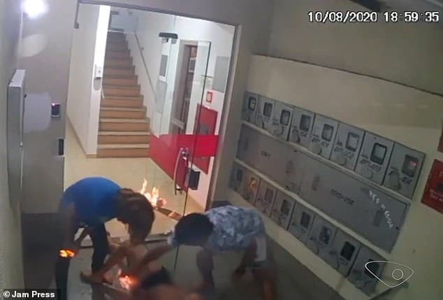 người mẫu bốc cháy 2