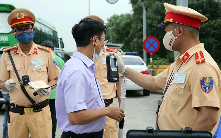 Cán bộ Cục Cảnh sát giao thông (Bộ Công an) kiểm tra nồng độ cồn của người điều khiển phương tiện giao thông tại đường cao tốc Hà Nội - Hải Phòng.