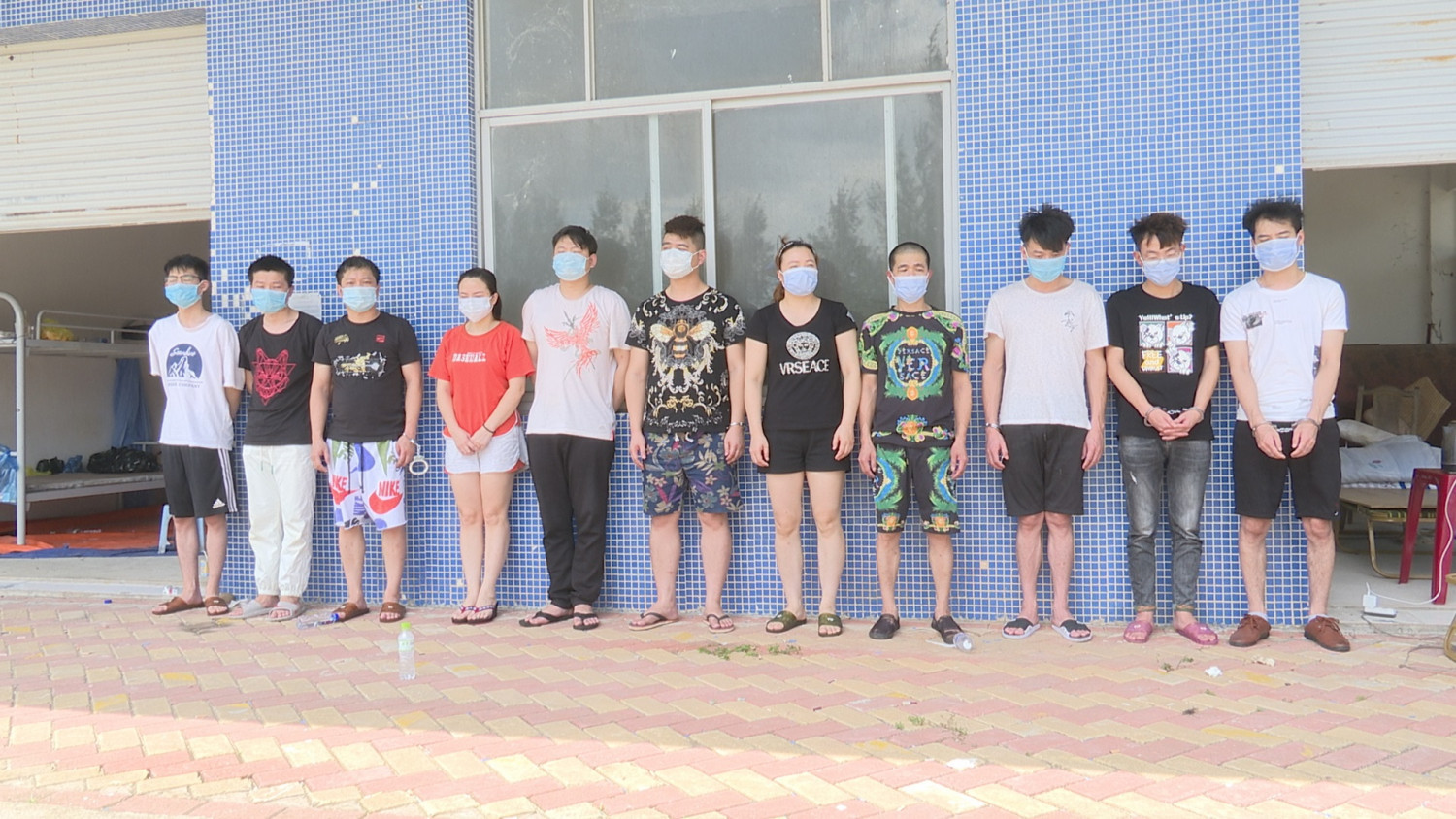 Nhóm người Trung Quốc đang bị truy nã trốn vào Việt Nam thuê nhà đánh bạc