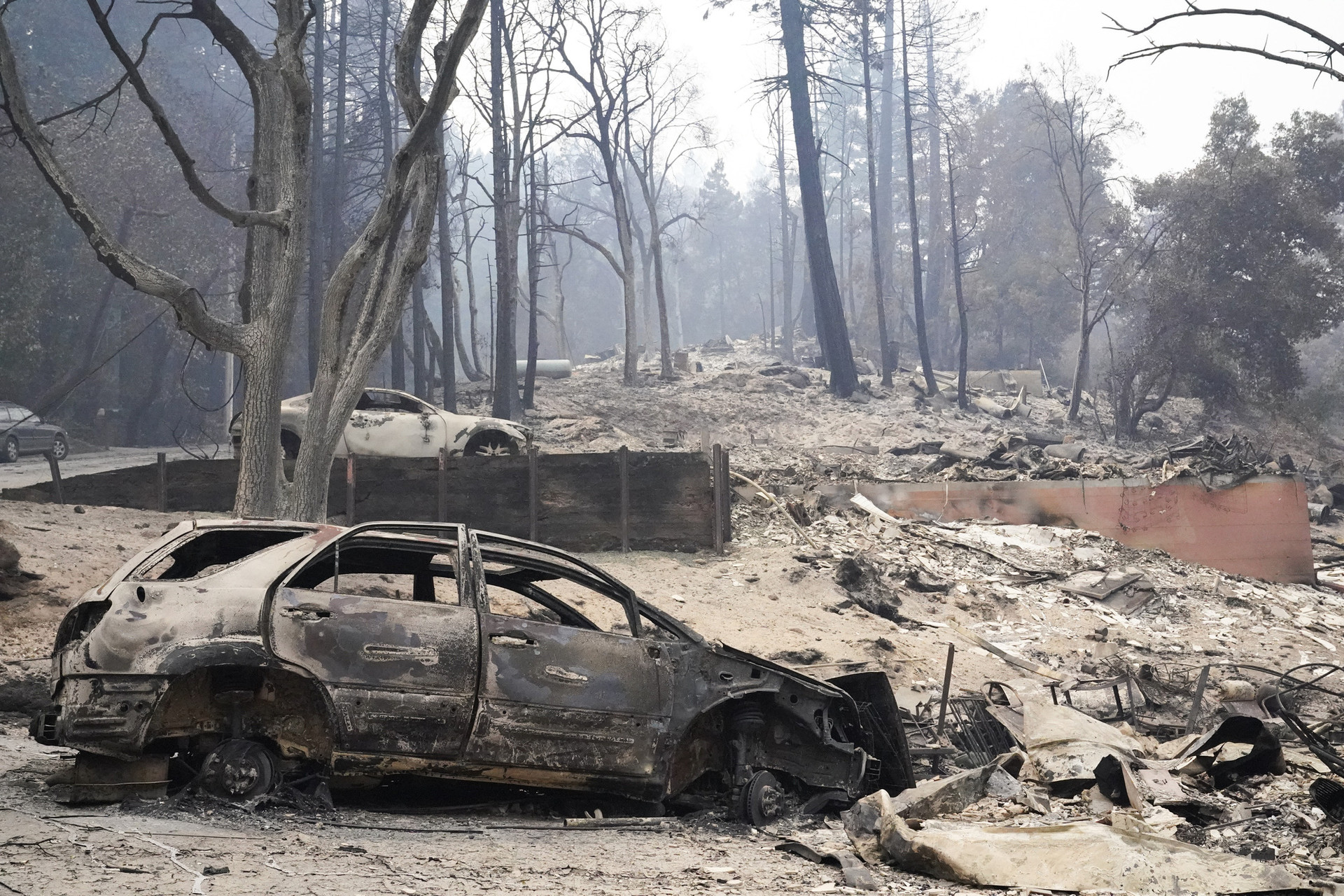Hàng chục vụ cháy lớn tại California, Tổng thống Trump tuyên bố tình trạng thảm họa - Ảnh 2.