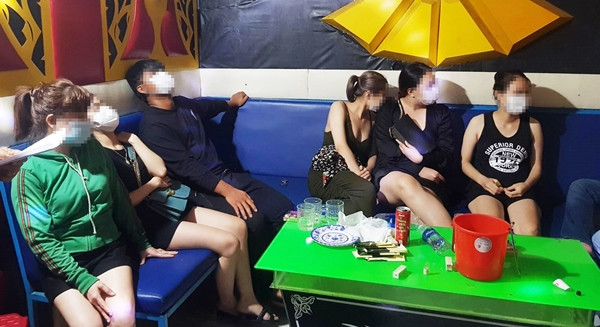 10 đối tượng “phê” ma túy trong quán karaoke giữa dịch Covid-19