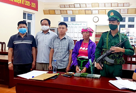 Bắt quả tang một phụ nữ Lào mang 4 bánh heroin vào Việt Nam