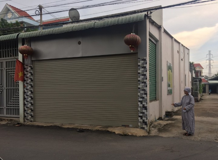 Bà Mạc Thị Tuyết bức xúc về mảnh đất của gia đình bà đã bị xâm chiếm..jpg