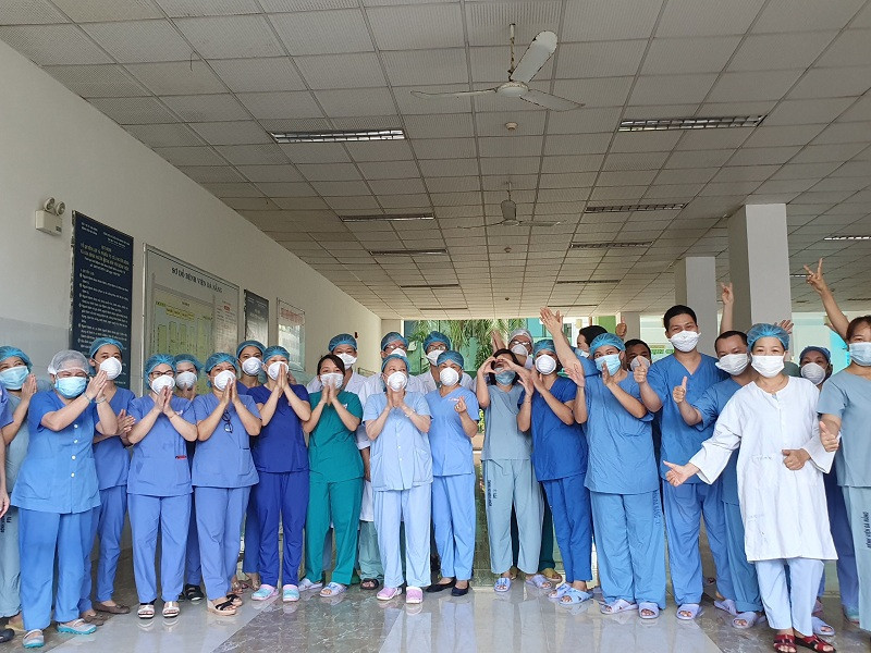 Các Y bác sỹ Bệnh viện Đà Nẵng chụp hình sau khi bệnh viện chính thức dỡ bỏ lệnh phong tỏa.