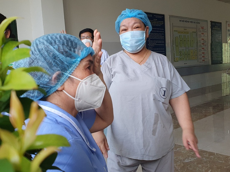 Nhiều y - bác sĩ bật khóc vì vui mừng.