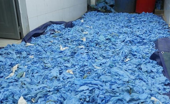 Bắt quả tang cơ sở tái chế hàng triệu đôi găng tay đã qua sử dụng