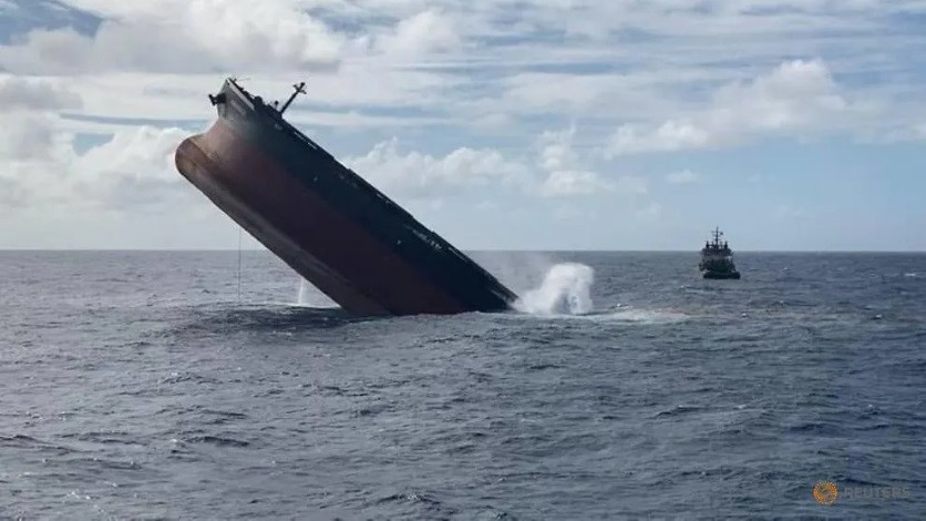 Đánh chìm tàu Nhật Bản mắc cạn ở Mauritius gây sự cố tràn dầu
