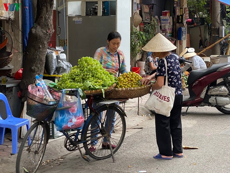 Nhiều người dân vẫn tập trung đông người và không đeo khẩu trang