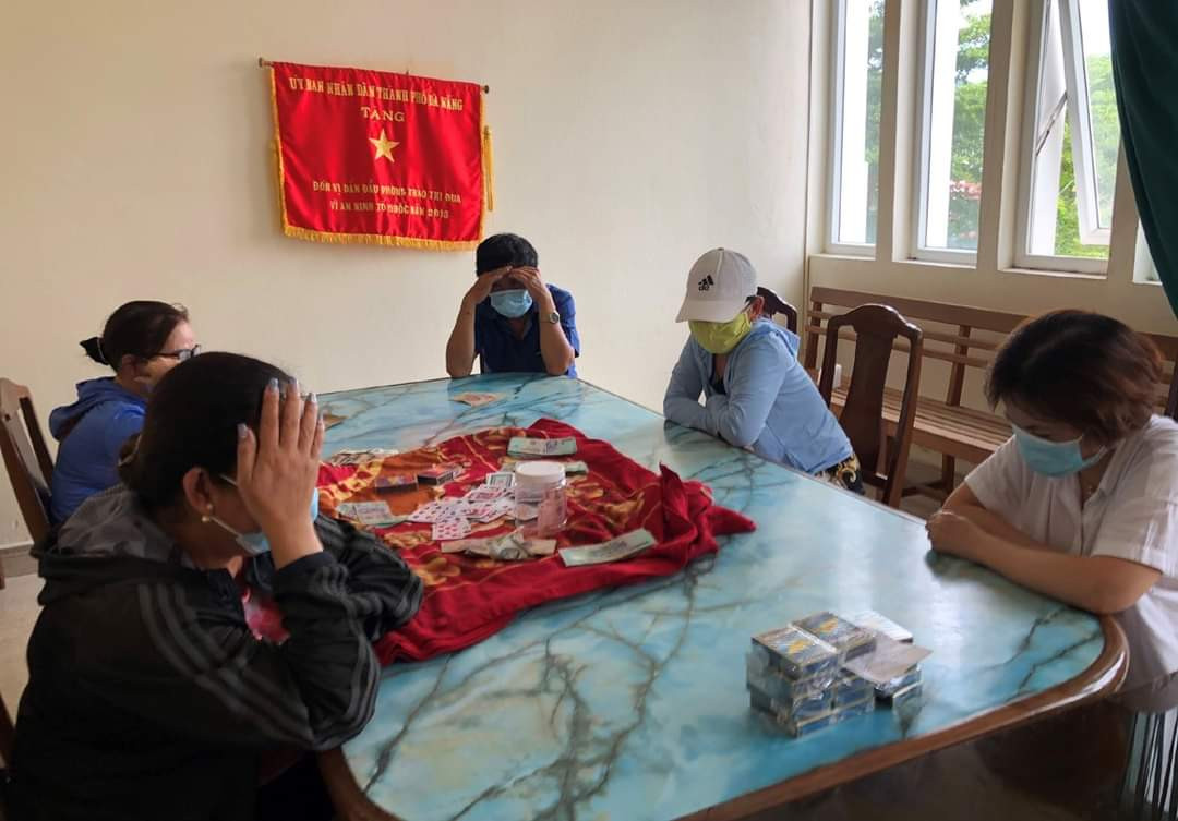 Đà Nẵng: Bắt quả tang nhóm đánh bạc bất chấp lệnh giãn cách xã hội