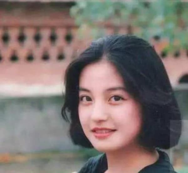Triệu Vy gây sốt với nhan sắc thời đại học đẹp như tranh vẽ, dân mạng réo tên Huỳnh Hiểu Minh khen 'gu thẩm mỹ tinh tế' 0
