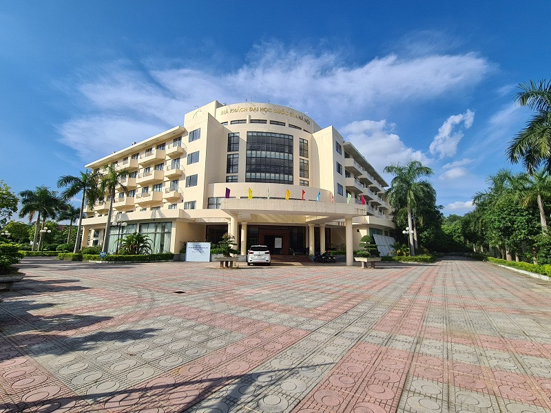 Sau 17 năm, ĐHQG Hà Nội tại Hòa Lạc mới xây dựng được vài công trình. 