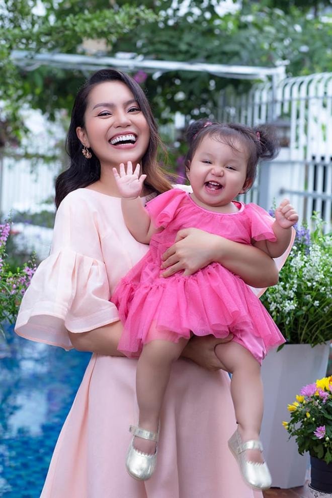 Ca sĩ Ngọc Anh chính thức khoe hình ảnh ngọt ngào bên công chúa thứ hai xinh như búp bê 12