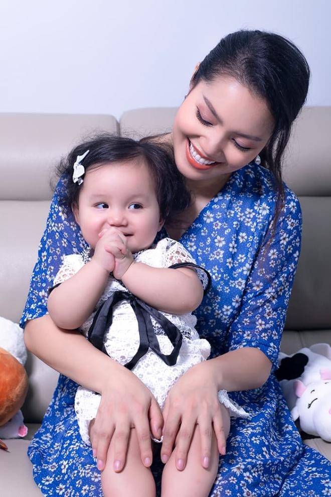 Ca sĩ Ngọc Anh chính thức khoe hình ảnh ngọt ngào bên công chúa thứ hai xinh như búp bê 3