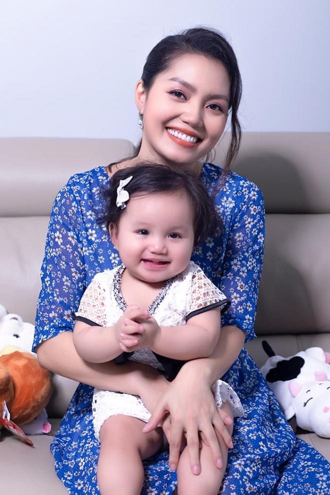 Ca sĩ Ngọc Anh chính thức khoe hình ảnh ngọt ngào bên công chúa thứ hai xinh như búp bê 2