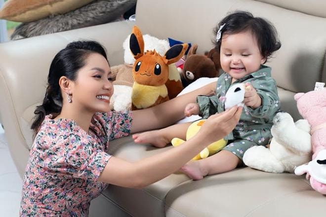 Ca sĩ Ngọc Anh chính thức khoe hình ảnh ngọt ngào bên công chúa thứ hai xinh như búp bê 0