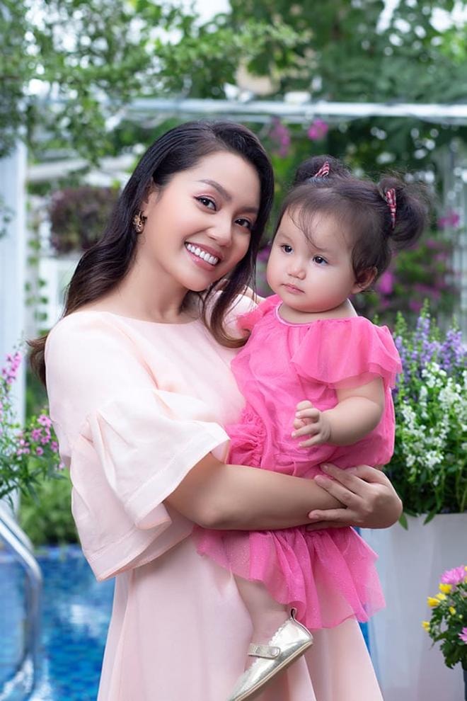 Ca sĩ Ngọc Anh chính thức khoe hình ảnh ngọt ngào bên công chúa thứ hai xinh như búp bê 11