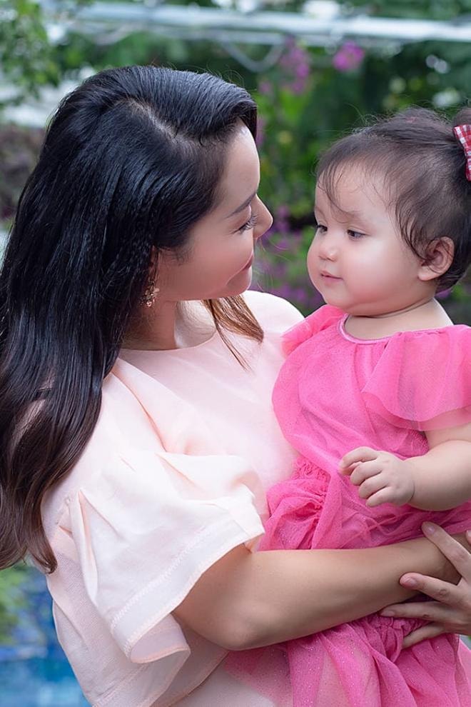 Ca sĩ Ngọc Anh chính thức khoe hình ảnh ngọt ngào bên công chúa thứ hai xinh như búp bê 10