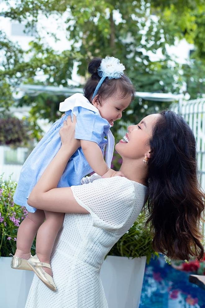 Ca sĩ Ngọc Anh chính thức khoe hình ảnh ngọt ngào bên công chúa thứ hai xinh như búp bê 9