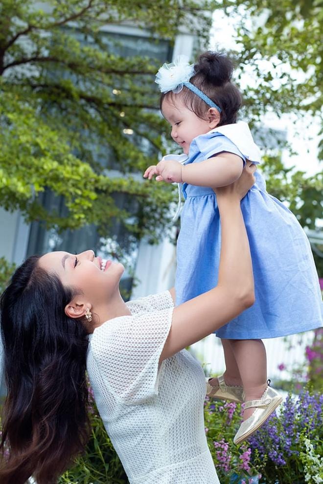 Ca sĩ Ngọc Anh chính thức khoe hình ảnh ngọt ngào bên công chúa thứ hai xinh như búp bê 8