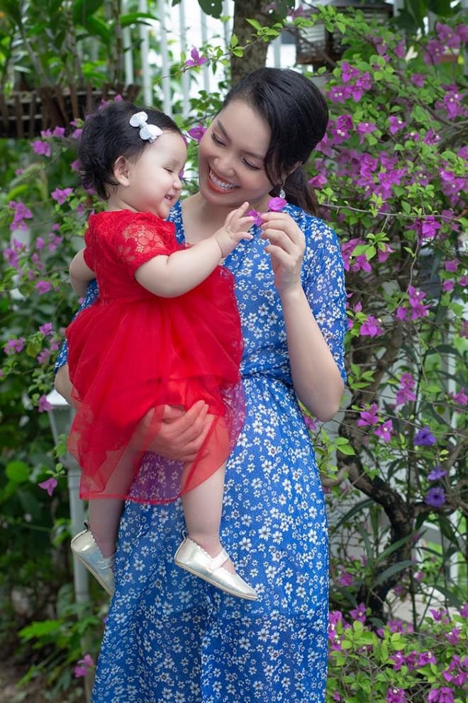 Ca sĩ Ngọc Anh chính thức khoe hình ảnh ngọt ngào bên công chúa thứ hai xinh như búp bê 7
