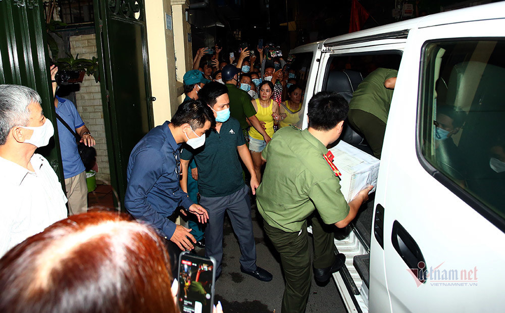 Lực lượng chức năng khám xét nhà riêng của ông Nguyễn Đức Chung tối 28/8.