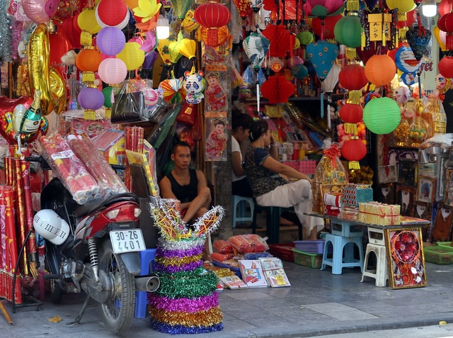 Thị trường vàng mã đìu hiu, tiểu thương phố Hàng Mã ngồi chơi trước rằm tháng 7 - Ảnh 1.