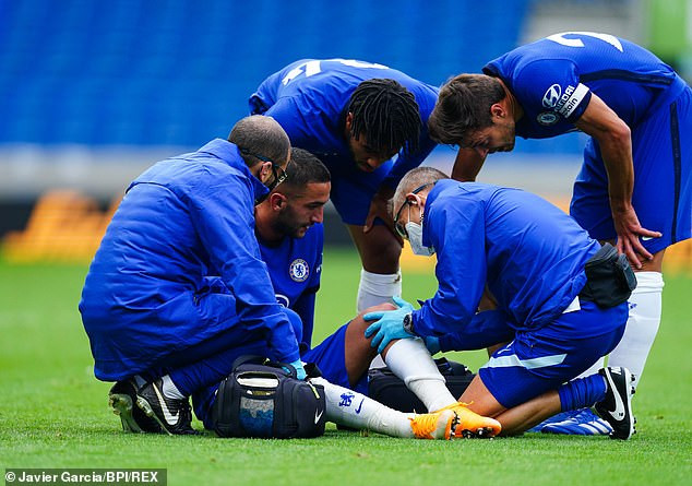 Ngay trong trận ra mắt Chelsea, tiền vệ Hakim Ziyech bị chấn thương đầu gối 