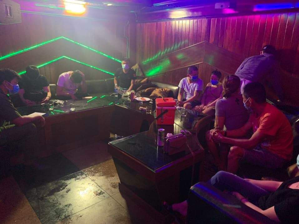 Bất chấp lệnh cấm, quán Không Gian Xưa vẫn mở cửa cho nhóm thanh niên tụ tập hát karaoke và sử dụng ma túy. 