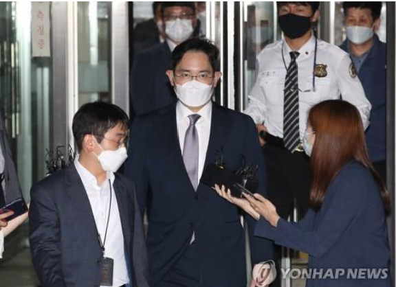 Người thừa kế tập đoàn Samsung bị truy tố - Ảnh 1.