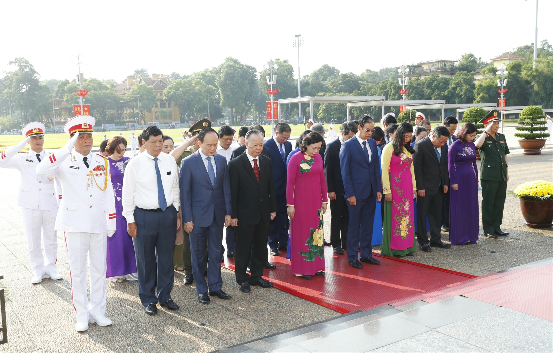 Lãnh đạo Đảng, Nhà nước vào Lăng viếng Chủ tịch Hồ Chí Minh - Ảnh 6.