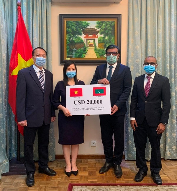 Đại sứ Việt Nam tại Sri Lanka tặng Maldives 20.000 USD chống COVID-19