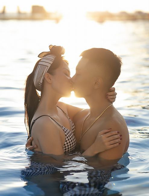 Khánh Thi – Phan Hiển hôn nhau nóng bỏng bên bể bơi