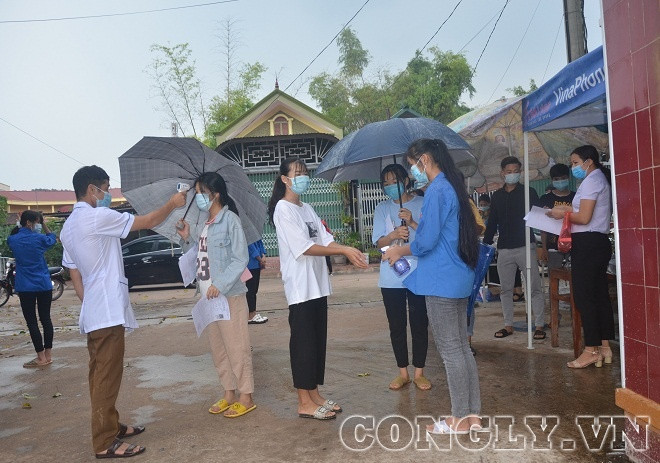 Lạng Sơn: Thí sinh đội mưa đến làm thủ tục kỳ thi tốt nghiệp THPT đợt 2