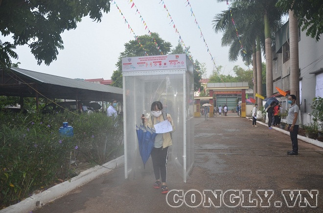 Lạng Sơn: Thí sinh đội mưa đến làm thủ tục kỳ thi tốt nghiệp THPT đợt 2