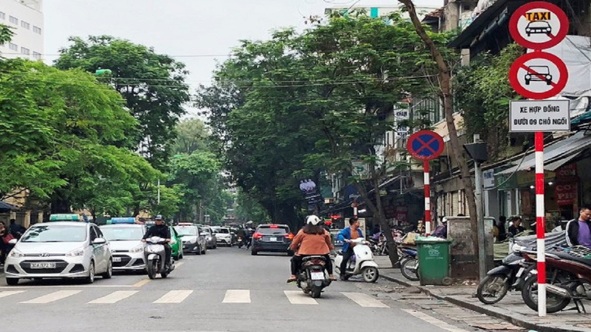Hà Nội khôi phục biển cấm xe taxi, xe công nghệ trên nhiều tuyến phố