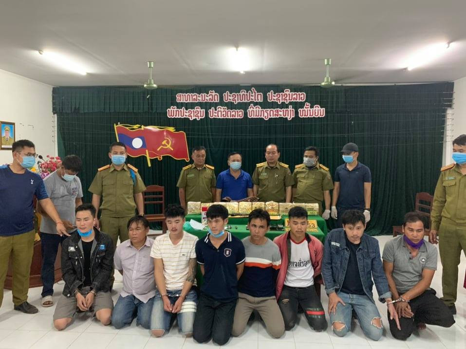 Bắt 8 đối tượng người Lào, thu giữ súng và 10kg ma túy