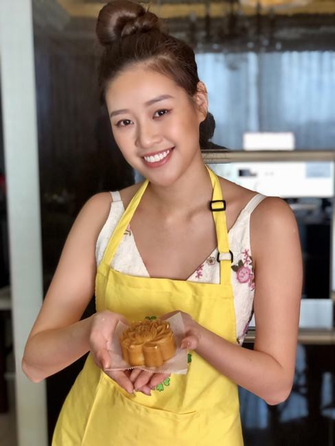 Hoa hậu Khánh Vân vào bếp làm bánh trung thu