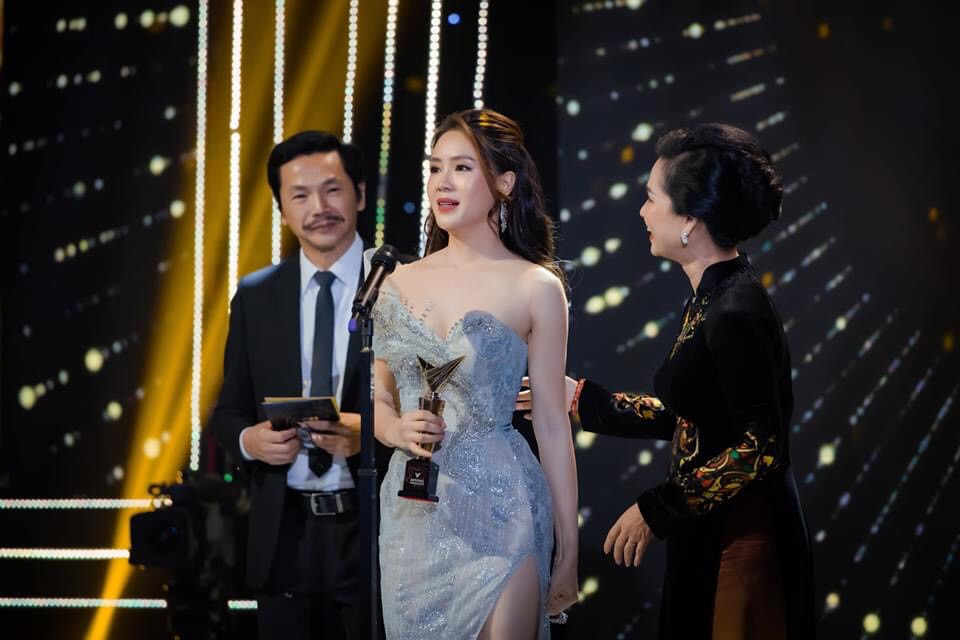 Hồng Diễm “Nữ diễn viên ấn tượng” của VTV Awards 2020