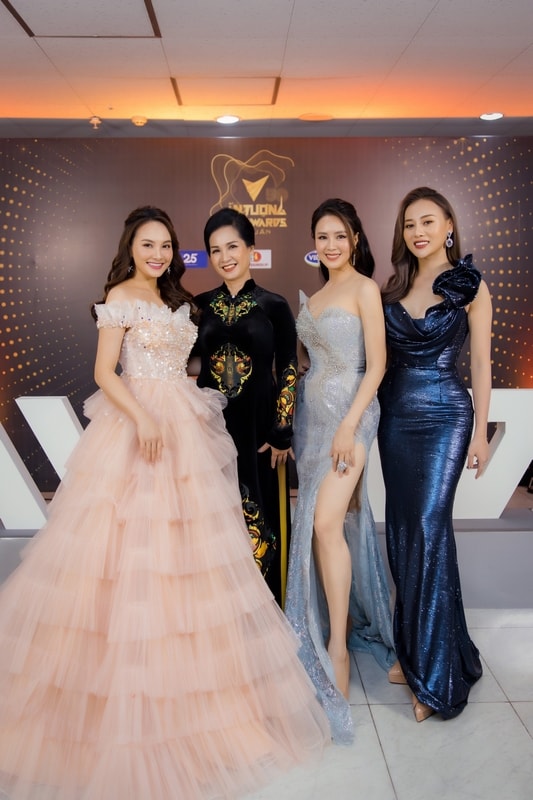 Hồng Diễm, Phương Oanh hết lời khen ngợi “mẹ chồng” Lan Hương tại Lễ trao giải VTV Awards 