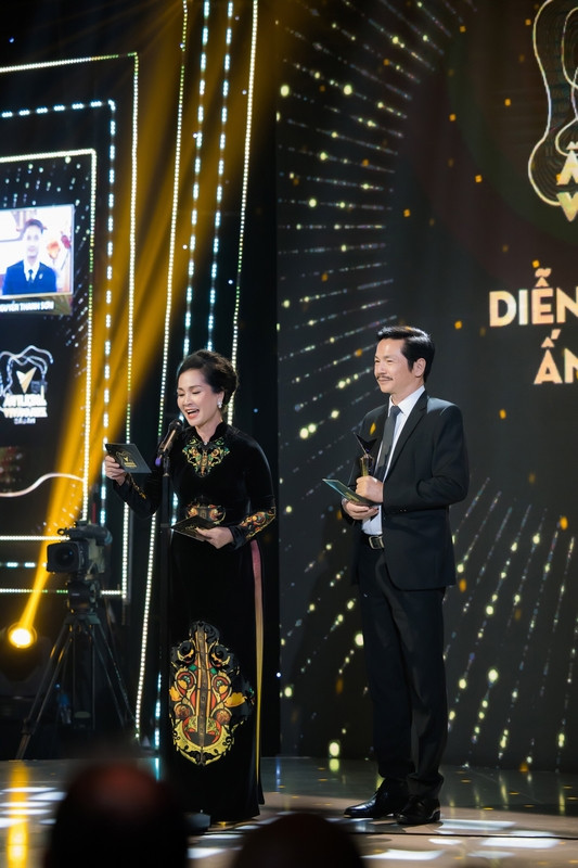 Hồng Diễm, Phương Oanh hết lời khen ngợi “mẹ chồng” Lan Hương tại Lễ trao giải VTV Awards 