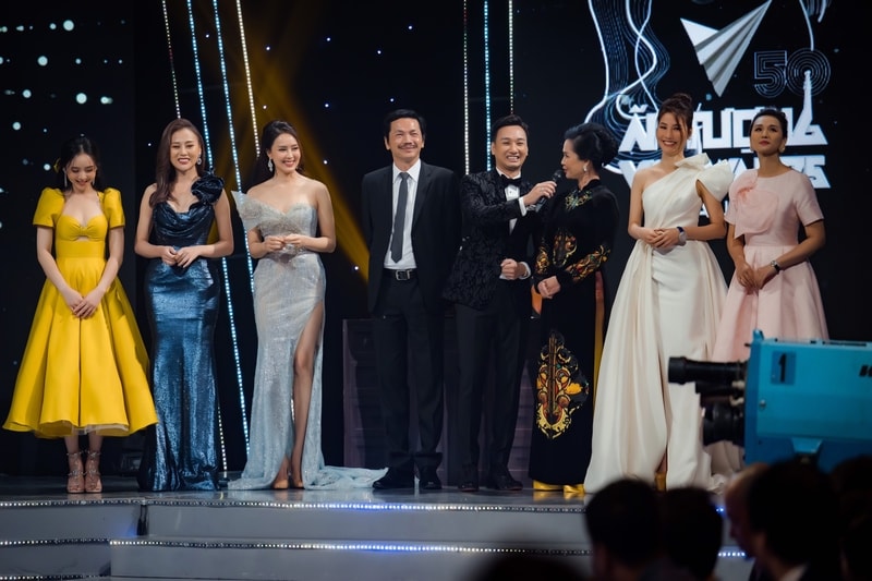 Hồng Diễm, Phương Oanh hết lời khen ngợi “mẹ chồng” Lan Hương tại Lễ trao giải VTV Awards 